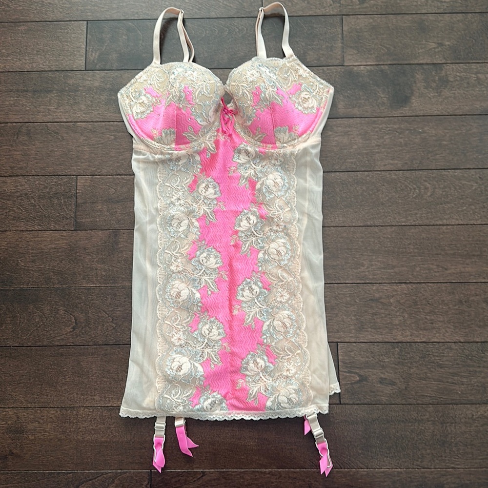Victoria’s Secret Gorgeous Teddy Slip with Garters in Pink Lace 34D